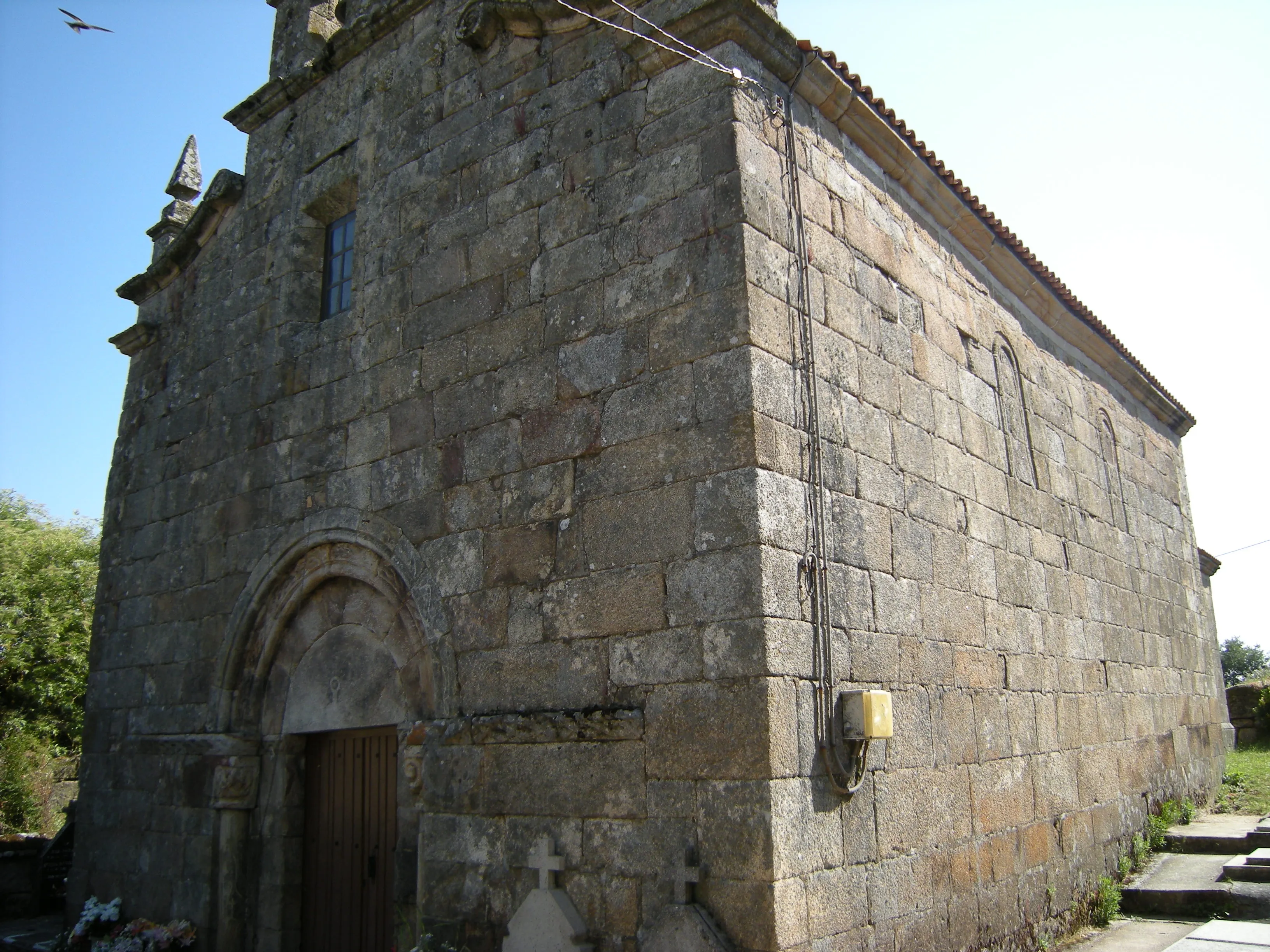 Fachada de pedra da igrexa de San Cibrao de Nocedo, con portada románica e espadana