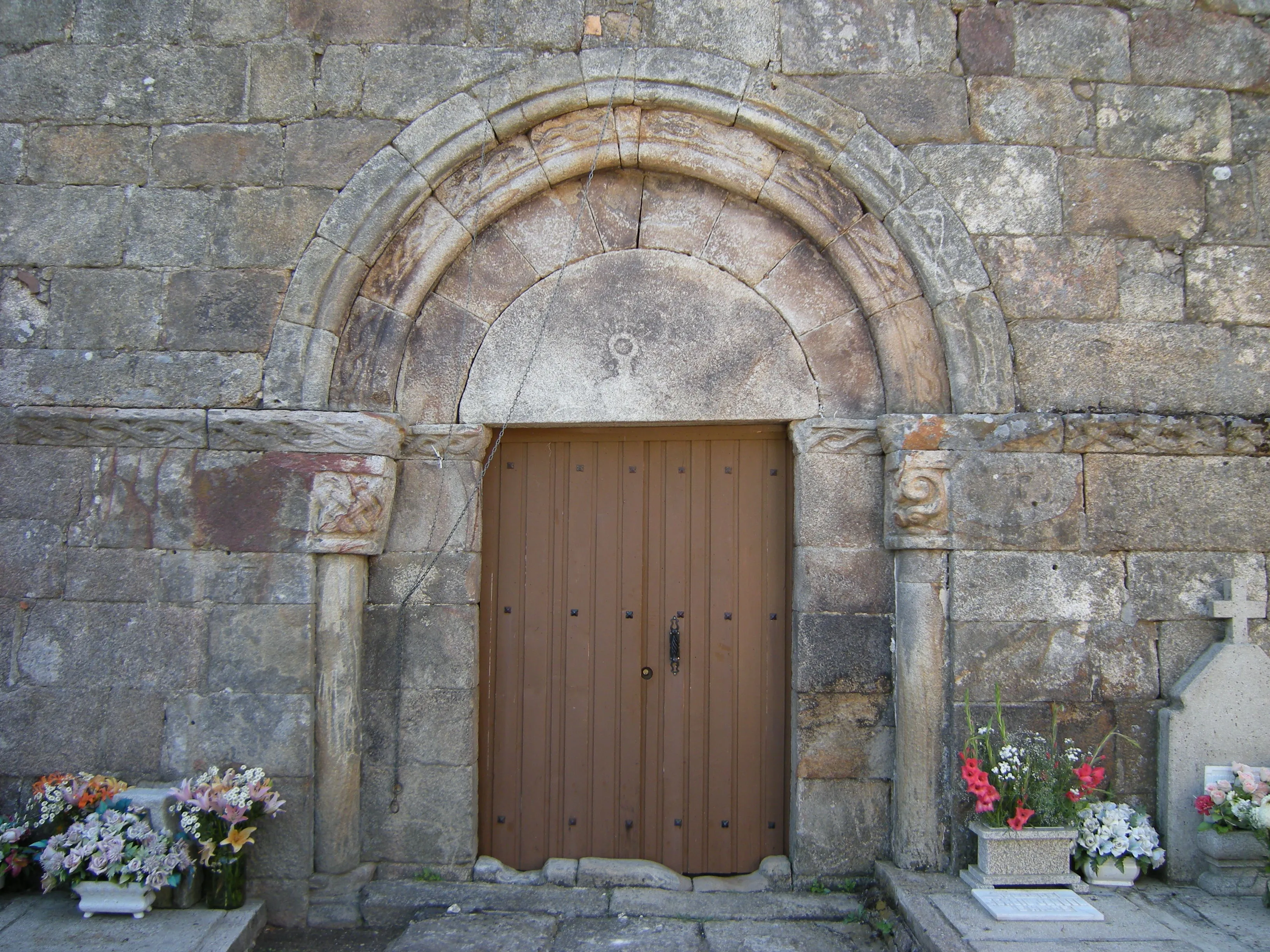 Portada occidental da igrexa de San Cibrao, con arco de medio punto e capiteis